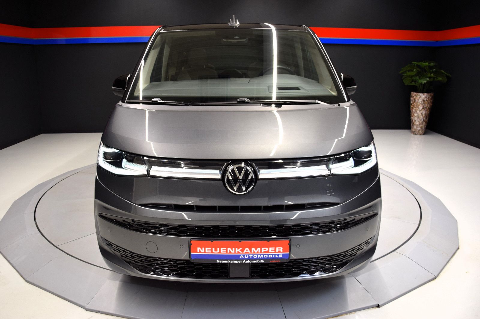 Fahrzeugabbildung Volkswagen T7 Multivan Edition lang Pano HuD AHK NP 77T€