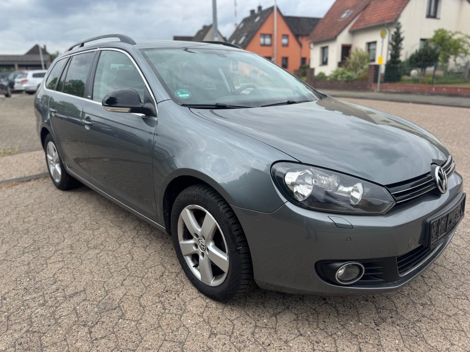Volkswagen Golf 2011 — салон