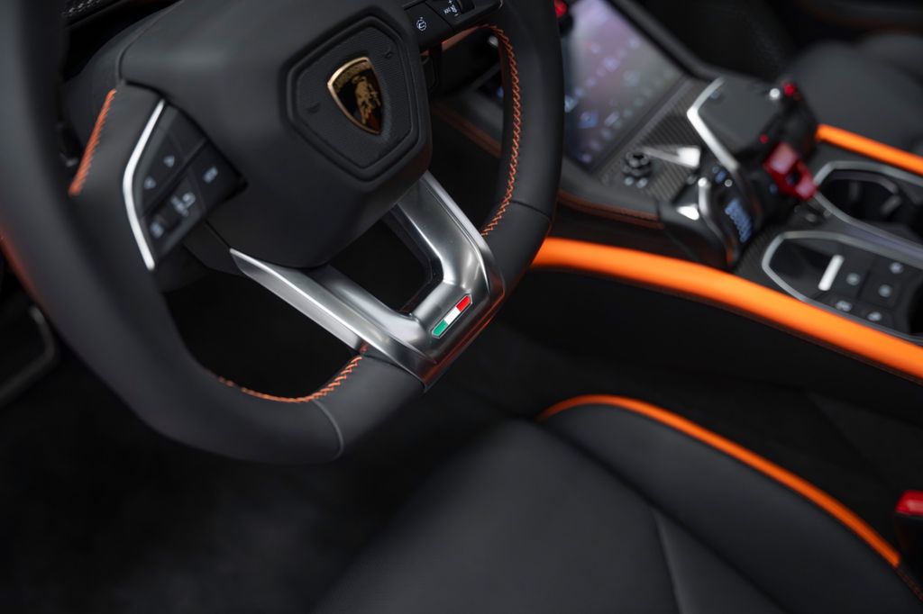 Urus 4.0 V8 SE GREY/ORANGE PANO B&O CARBON - Bild 29