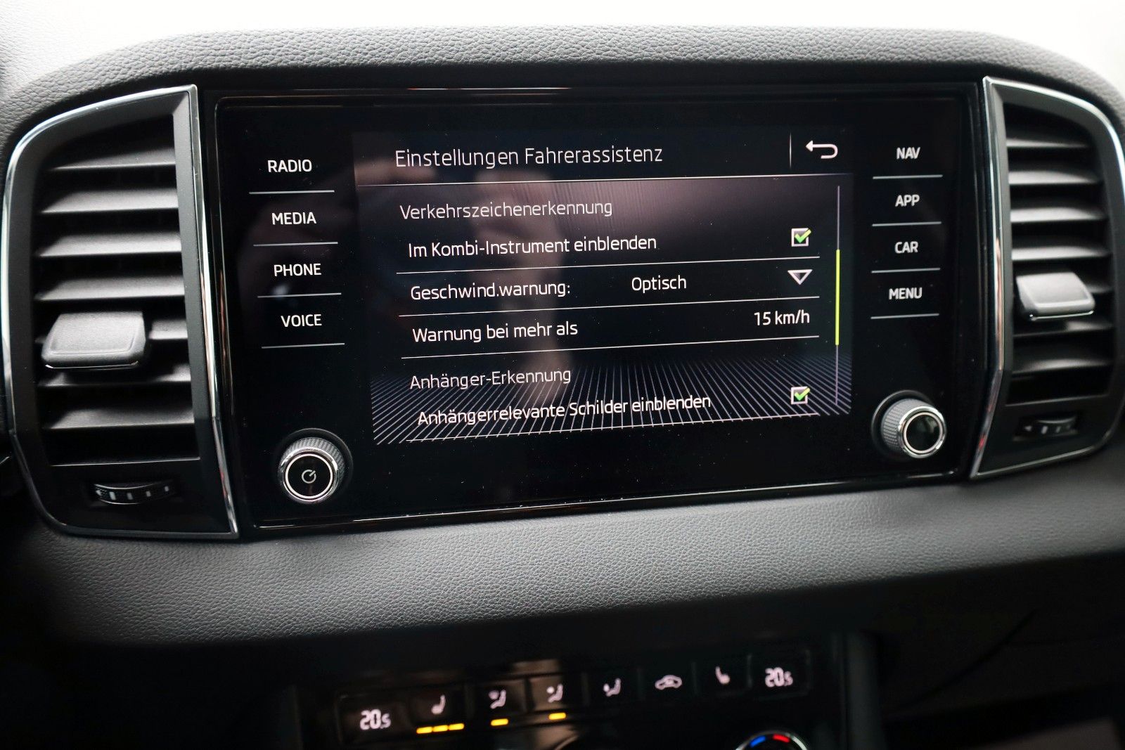 Fahrzeugabbildung SKODA Karoq Style Navi,LED,Kamera,SH,PDC,SR+WR,AHK