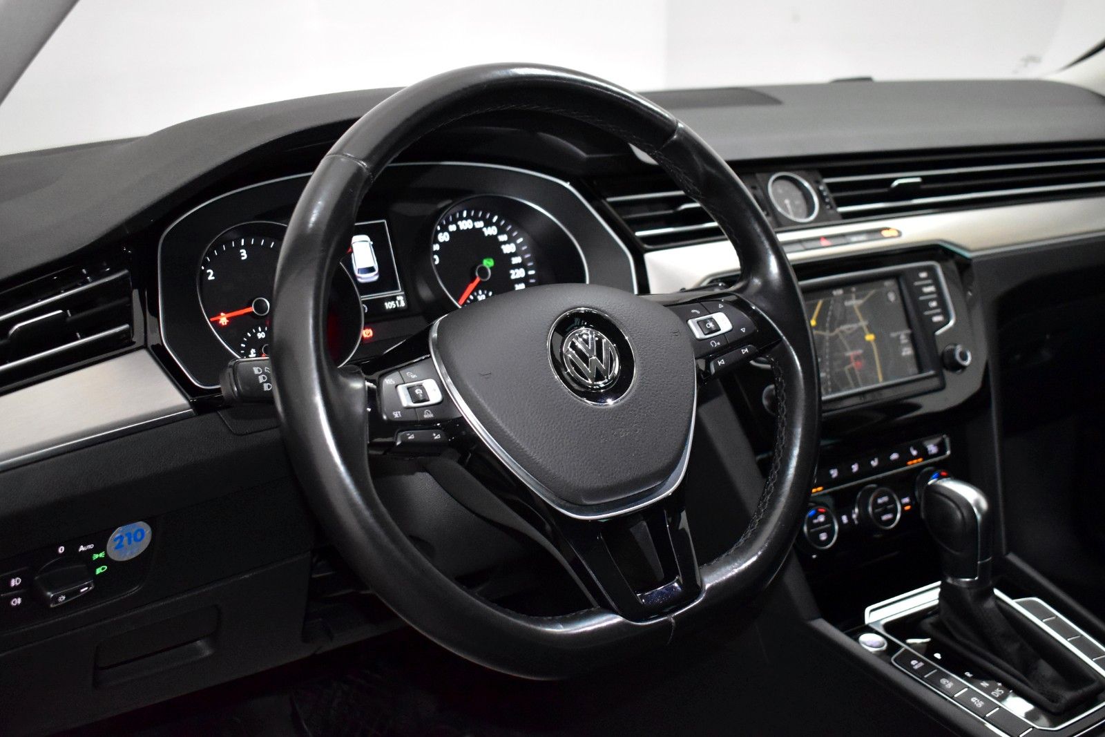 Fahrzeugabbildung Volkswagen Passat Variant R-Line/High,DSG,Panor,Navi,LED,WR