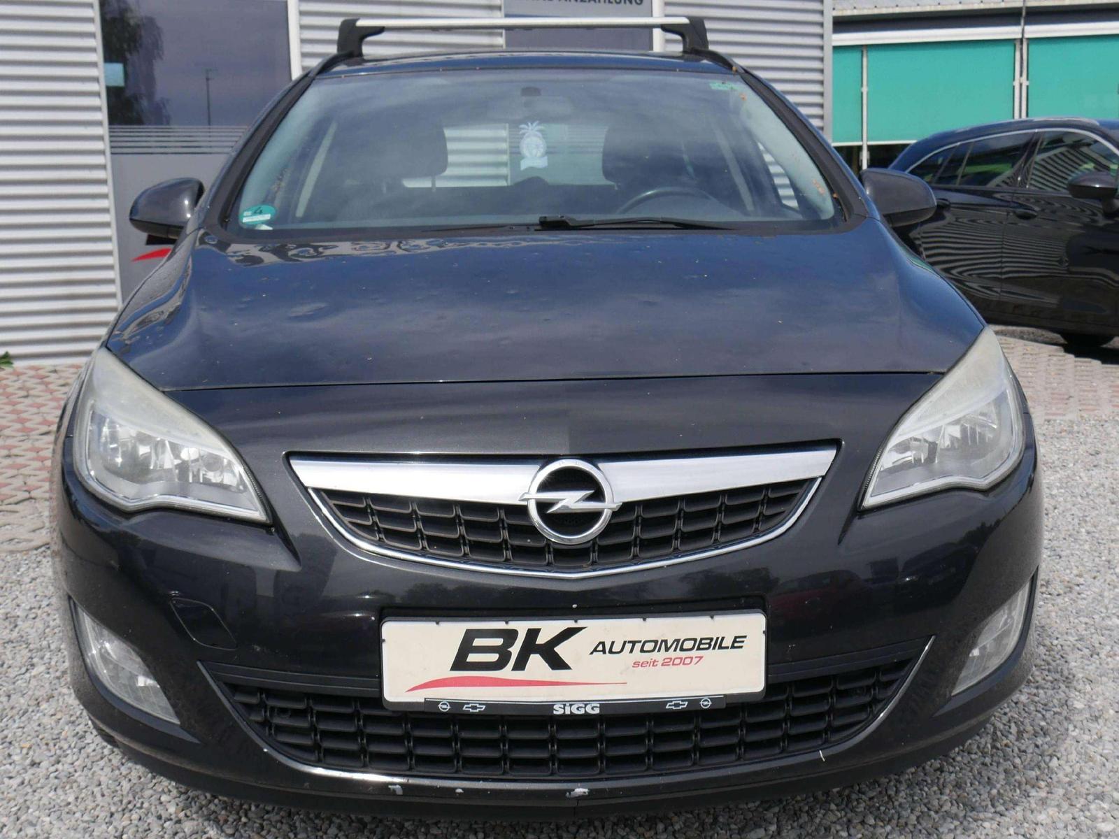 Opel Astra 2011 — photo 8