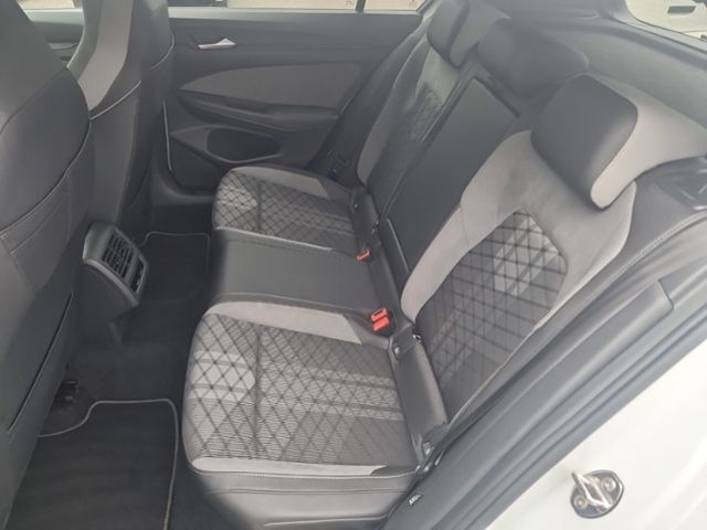 Fahrzeugabbildung Volkswagen Golf VIII 1.5 TSI R-LINE BLACK STYLE PANO NAVI K