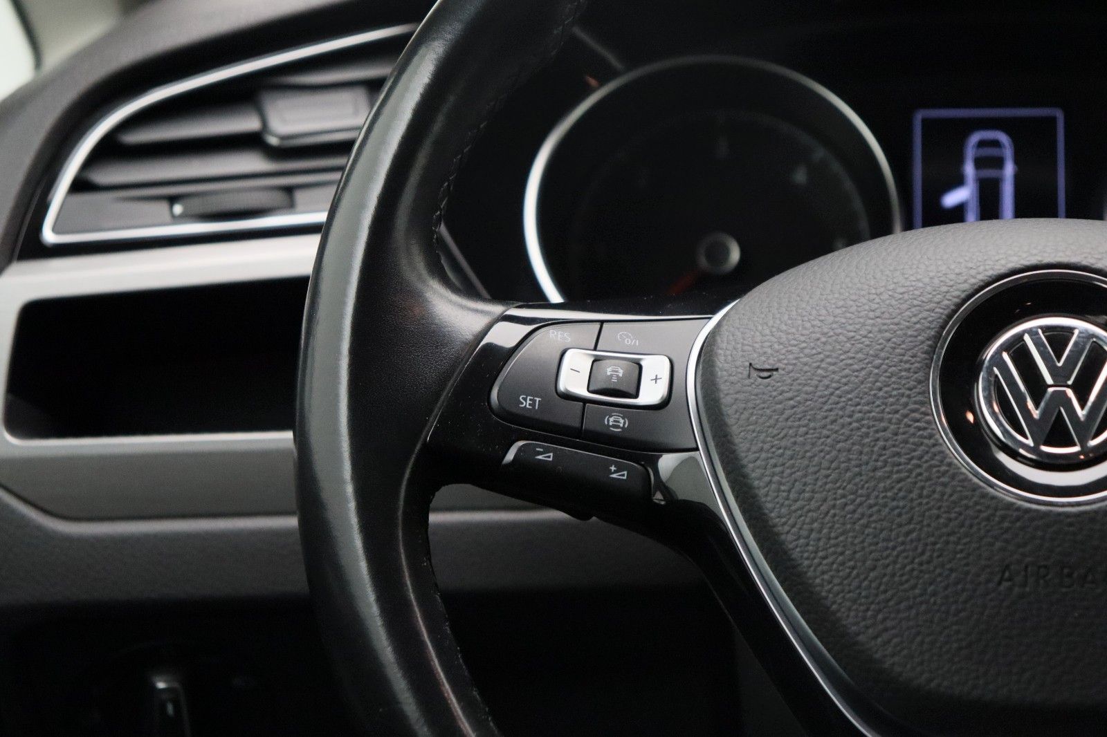 Fahrzeugabbildung Volkswagen Touran Comfortline ACC DSG AHK Massage