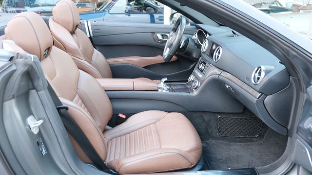 Fahrzeugabbildung Mercedes-Benz SL 500 AMG/Magno Grau/Glasdach/Distr./Airscarf