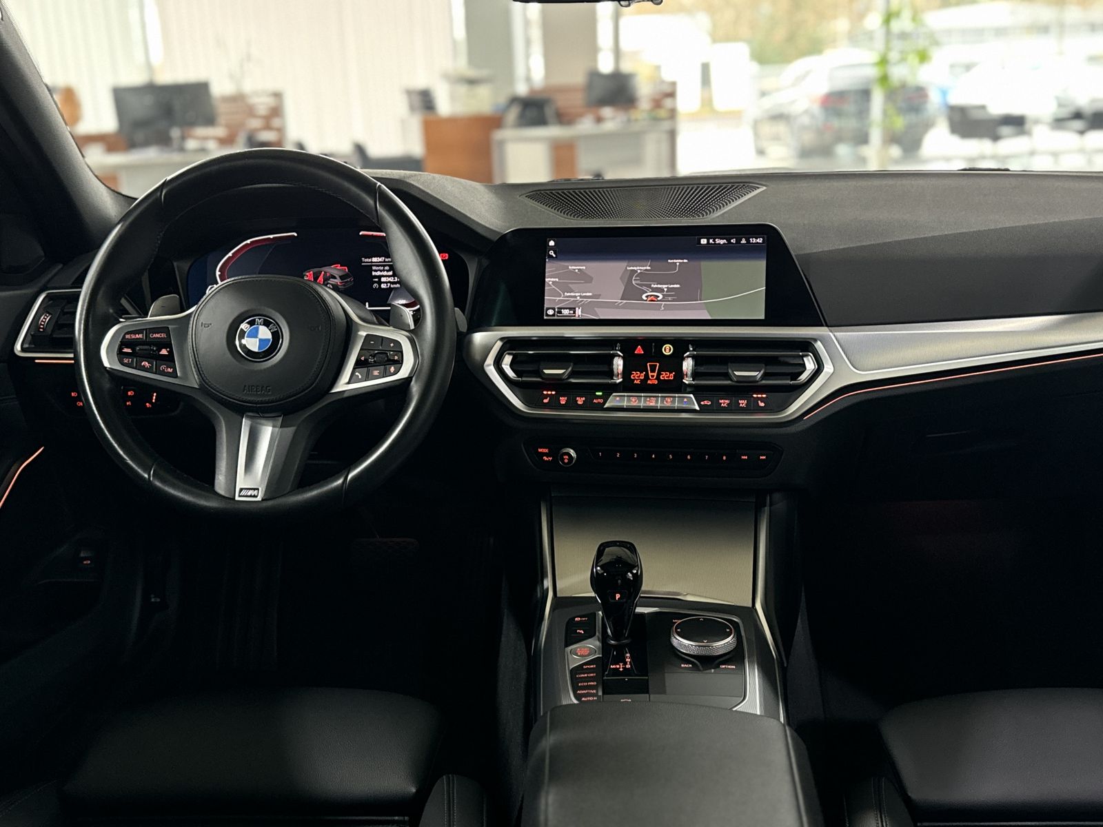 Fahrzeugabbildung BMW 320d Sport Line Panorama Kamera Laser HUD DAB