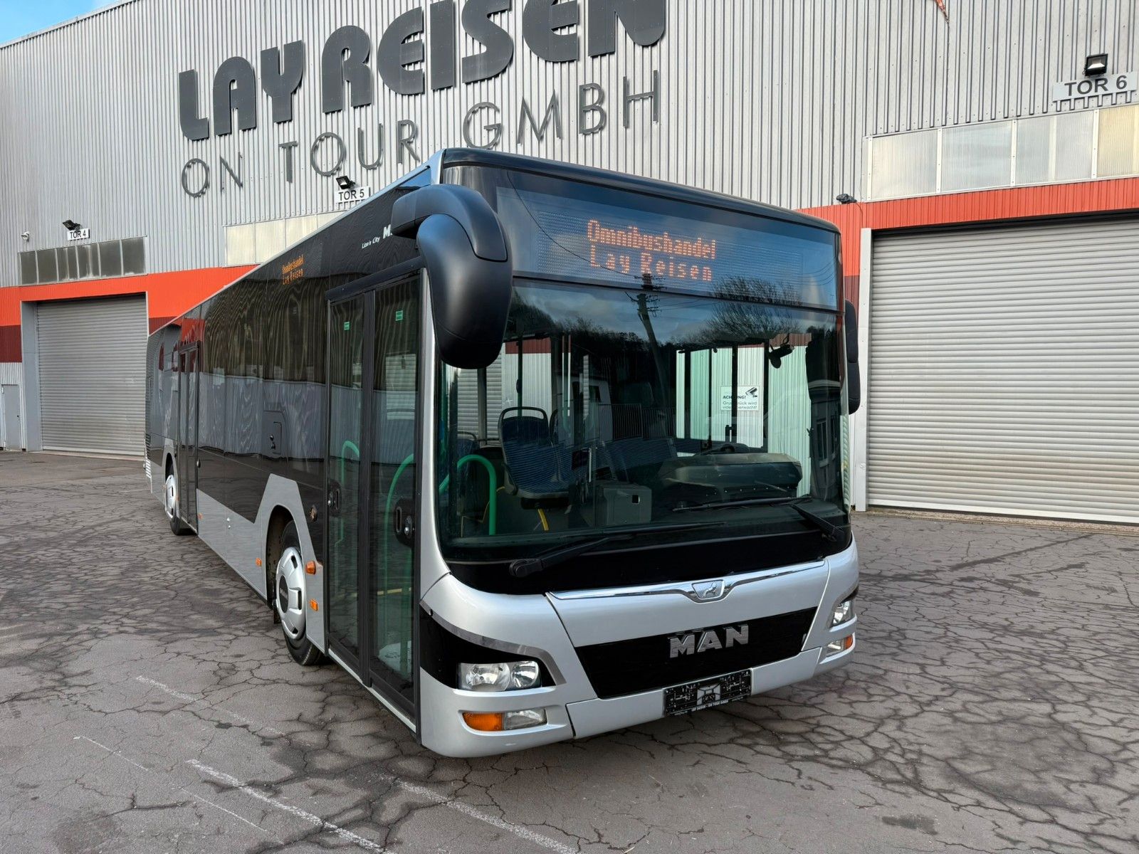 MAN  2015 - Image 2 of 33