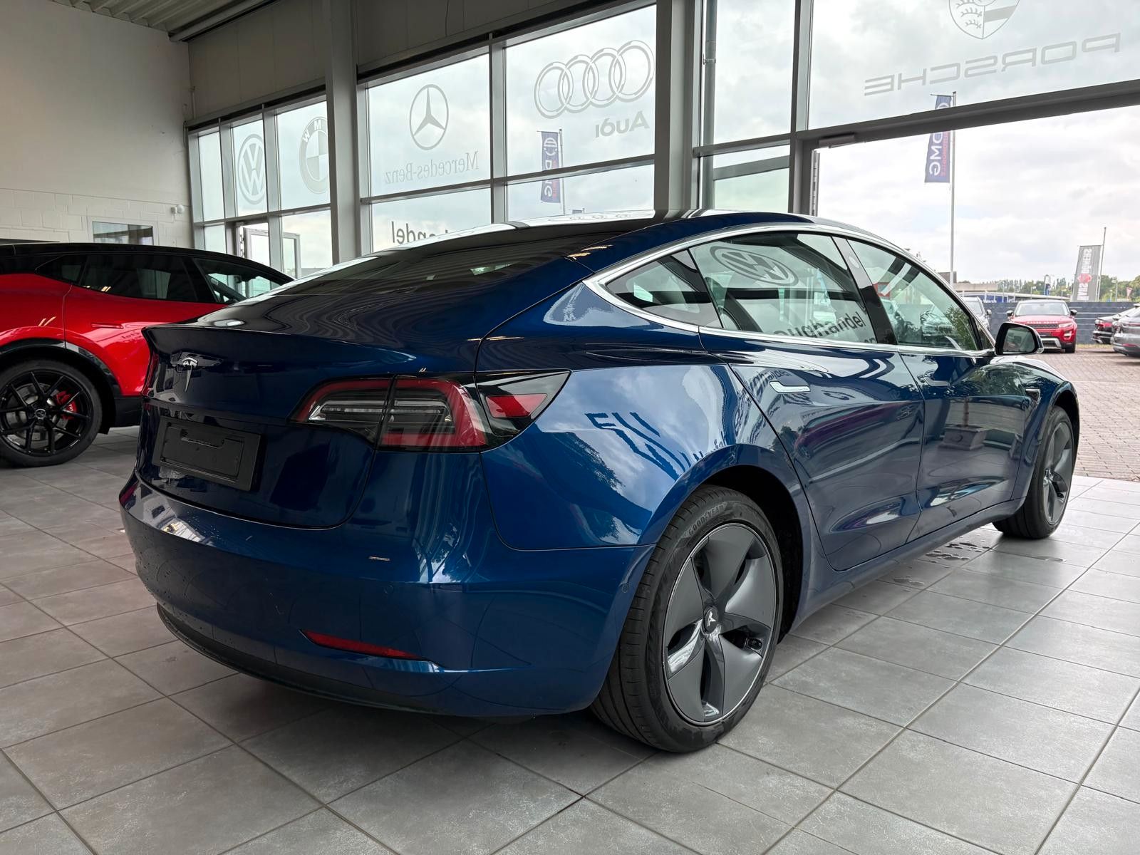 Fahrzeugabbildung Tesla Model 3 Standard Range Plus RWD
