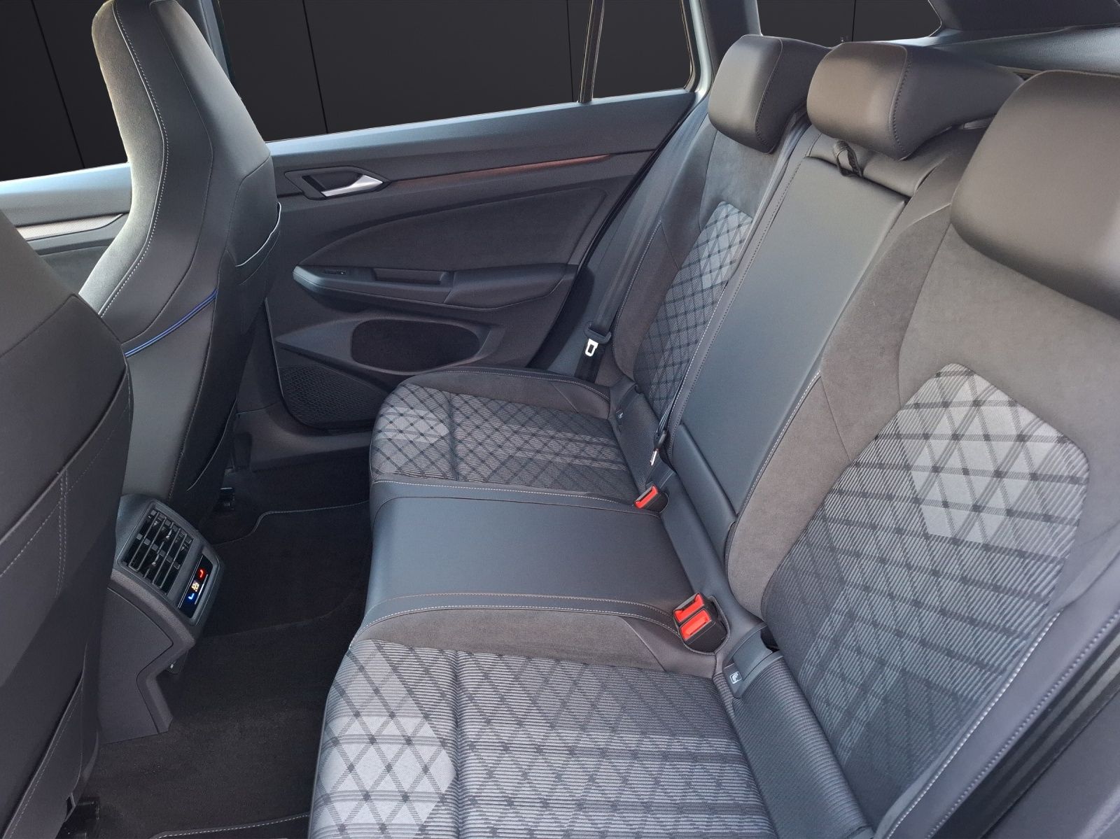 Fahrzeugabbildung Volkswagen Golf VIII Variant eTSI R-Line DSG LED AHK Navi H