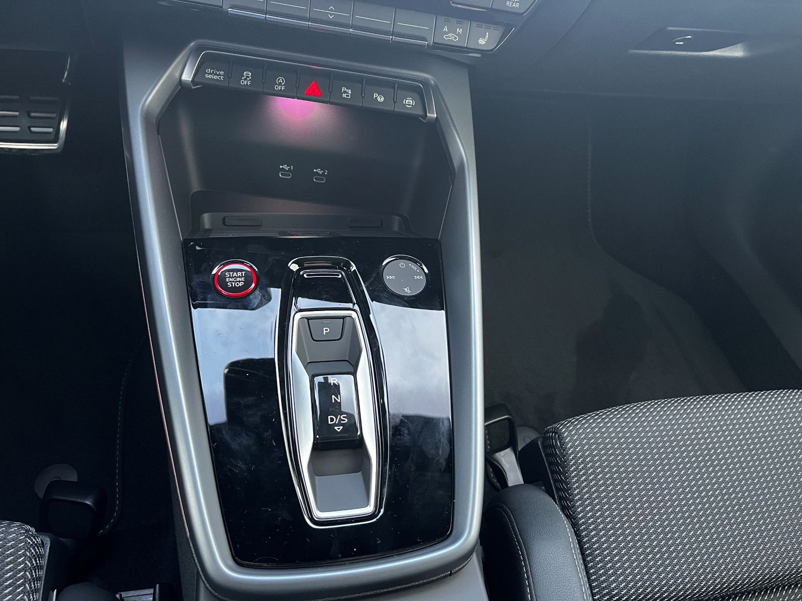 Fahrzeugabbildung Audi S3 Sportback quattro 19" PANO ACC PDC LED