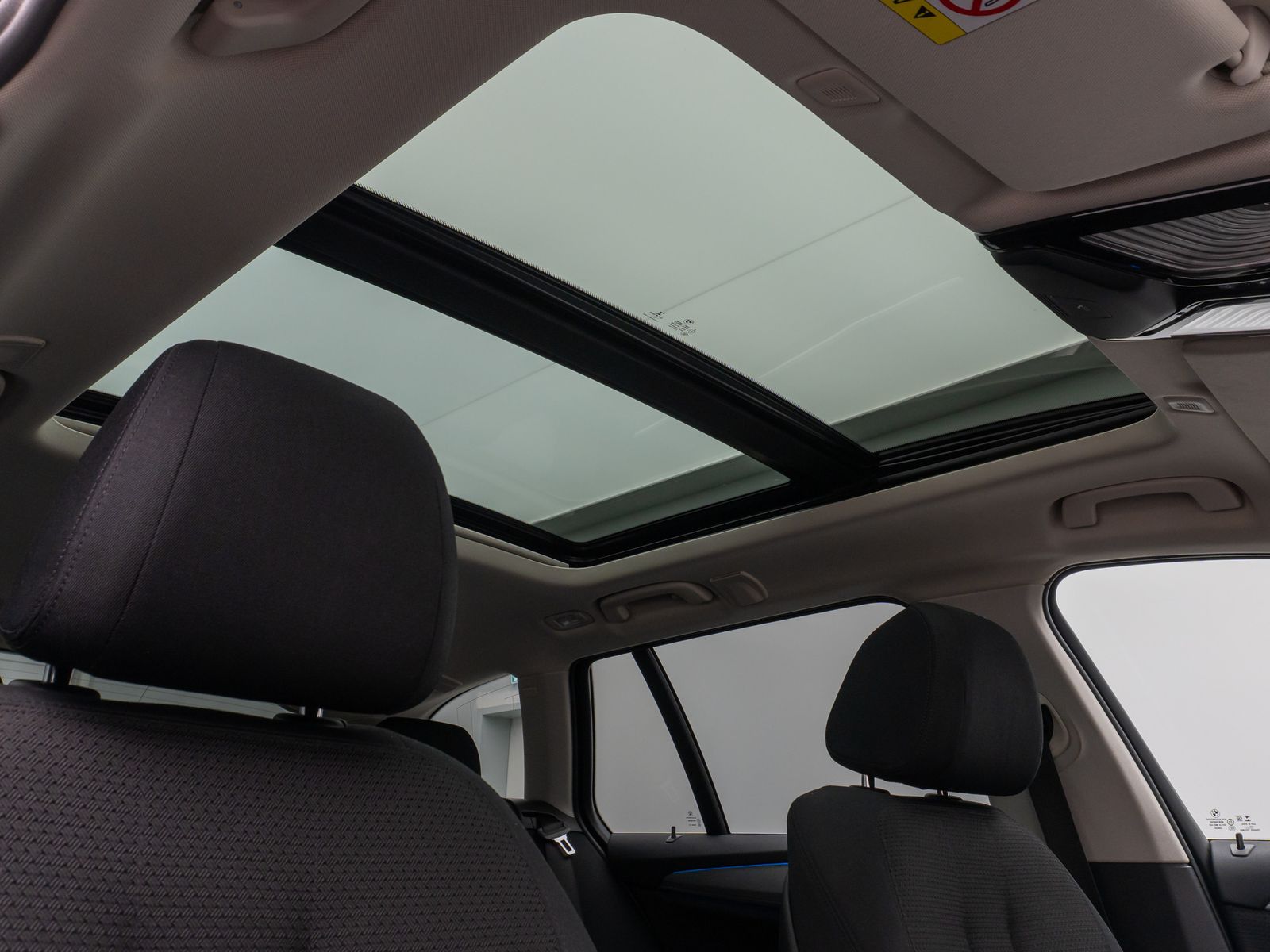 Fahrzeugabbildung BMW 530e xD Panorama Kamera CockPiPro DAB Alarm LED