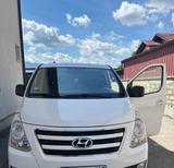 Hyundai H1 2.5 Automatik AHK 8 Sitzer - Hyundai H-1: 2.5