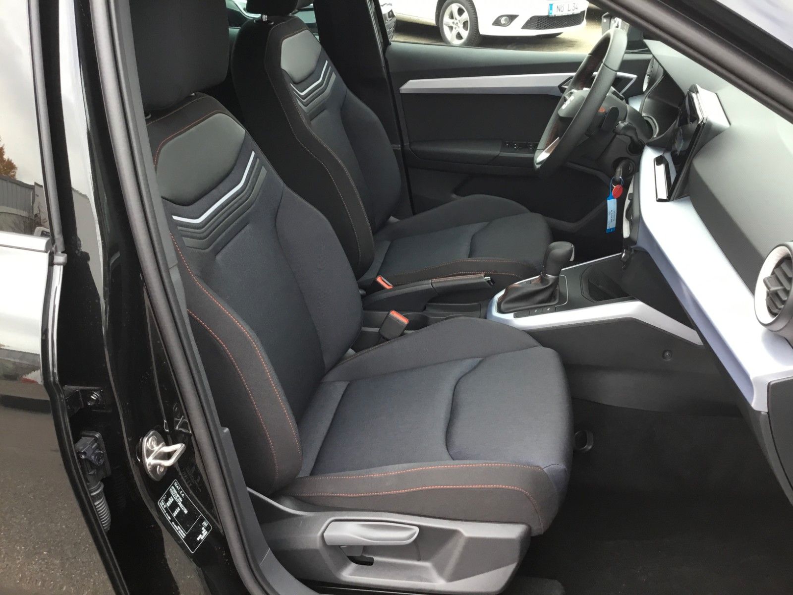 Fahrzeugabbildung SEAT Arona FR 1.5 TSI DSG+AHK+ACC+17"+Navi+Kamera