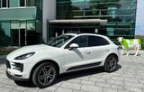 Porsche Macan - -