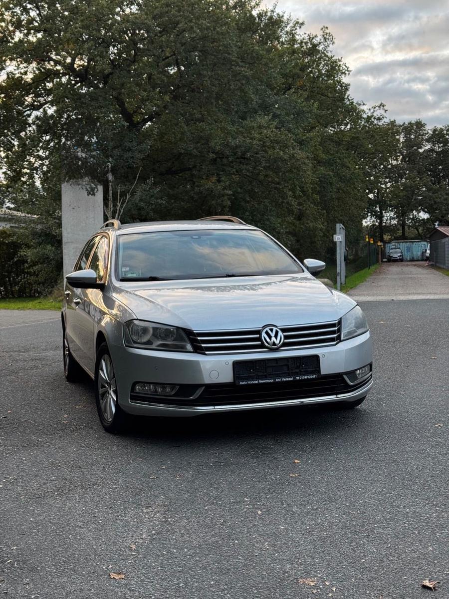 Volkswagen Passat 2012 — rear view