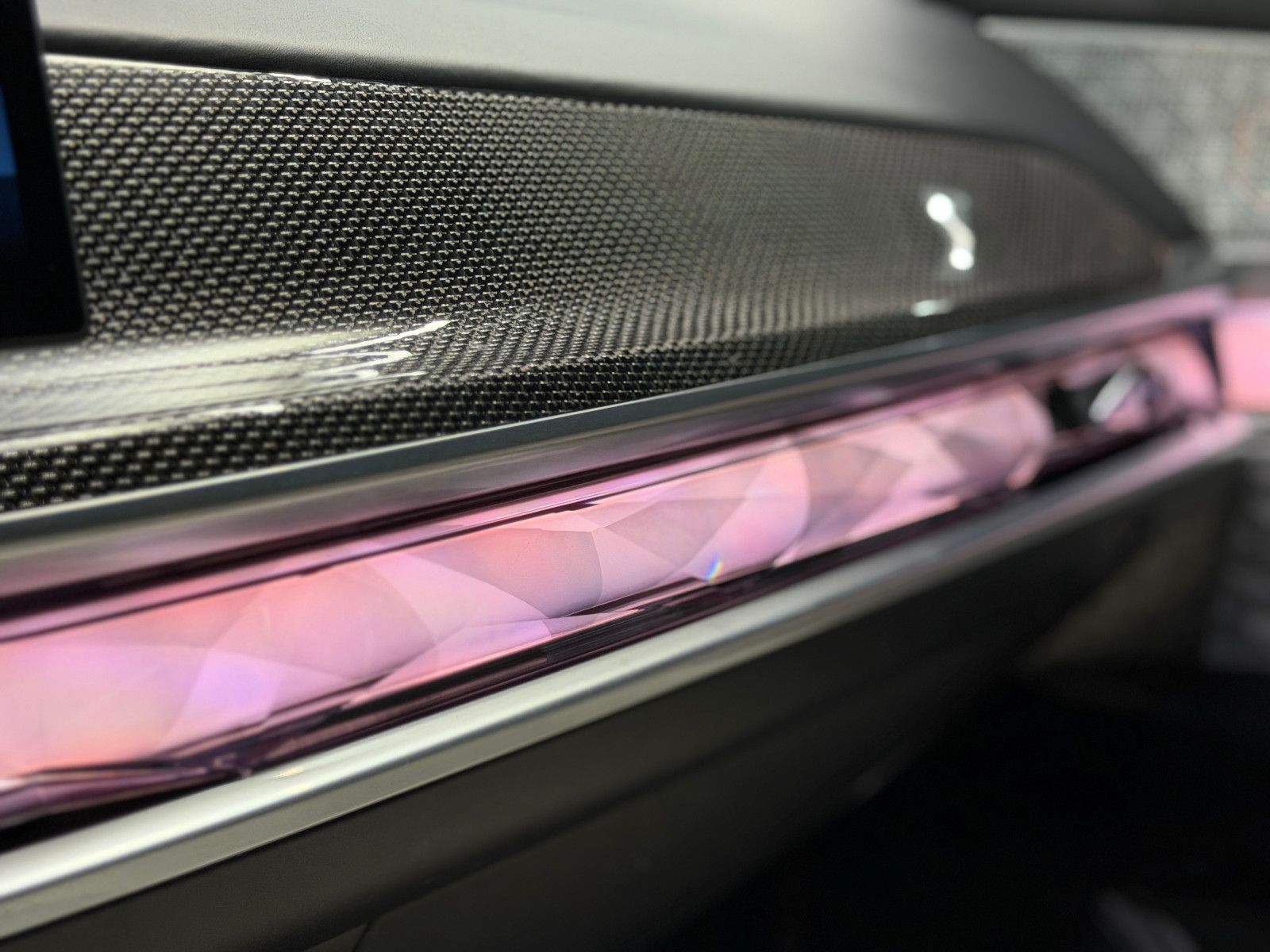 Fahrzeugabbildung BMW M760 e xDrive M-SPORT|TV|B&W|SKY-LOUNGE|MEGAVOLL