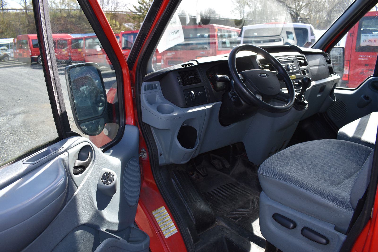 Fahrzeugabbildung Ford Transit Kombi FT 300 L Behindertengerecht #1399