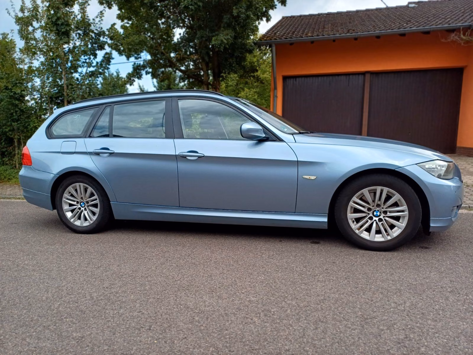 BMW 320 2011 — interior