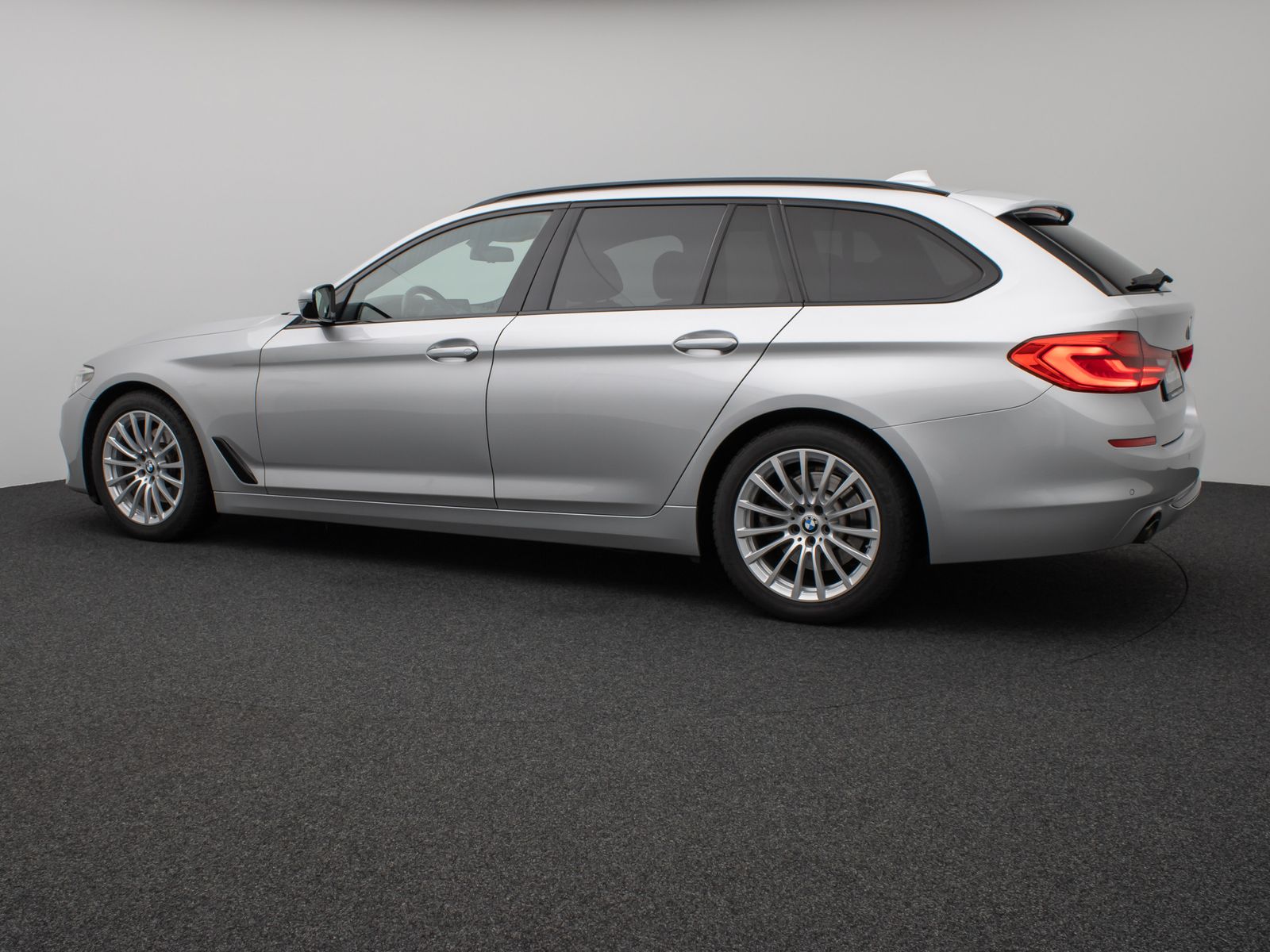 Fahrzeugabbildung BMW 520d  Sport Line HUD HiFi PDC Alarm DisplayKey