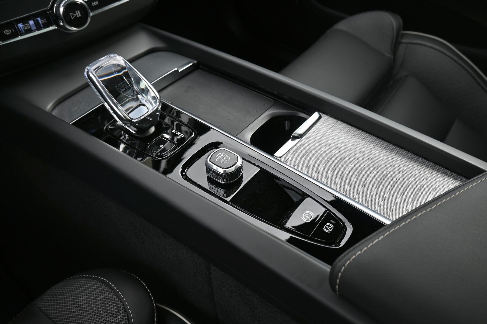 Fahrzeugabbildung Volvo XC60 B4 D Plus Dark*STDHZG*PANO*360°*ACC