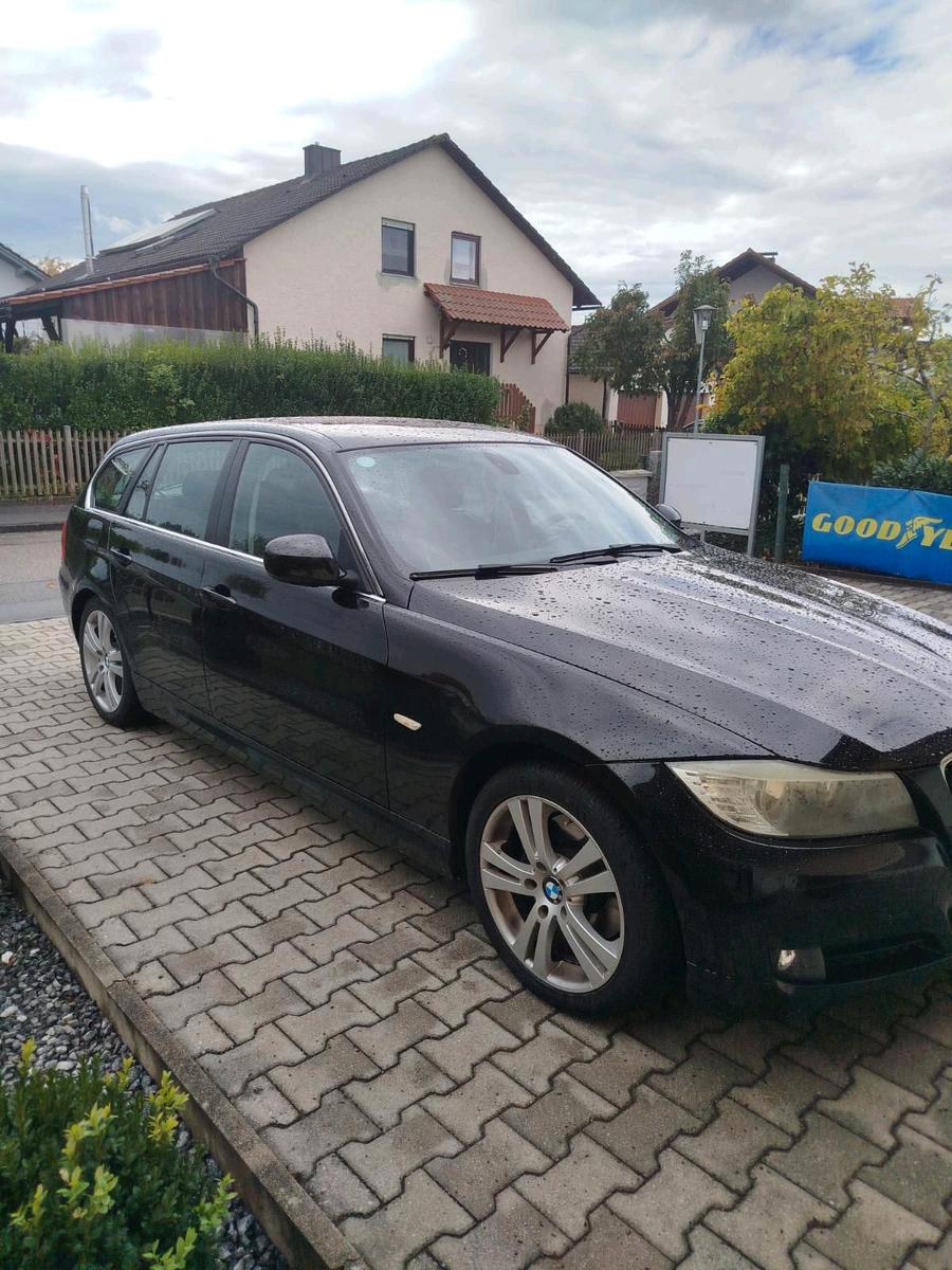 BMW 318 2012 — interior