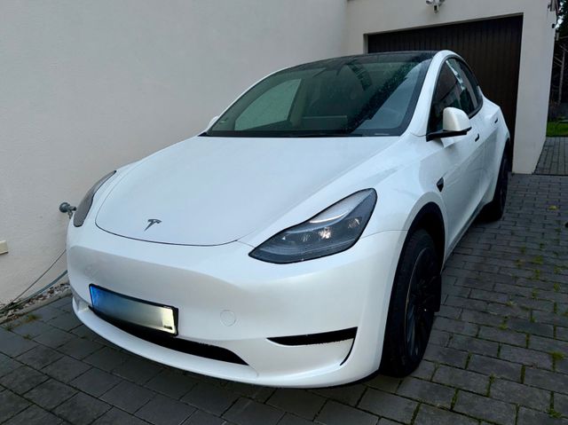 Tesla Model Y SR RWD 1. Hand Neuwertig Allwetterreifen