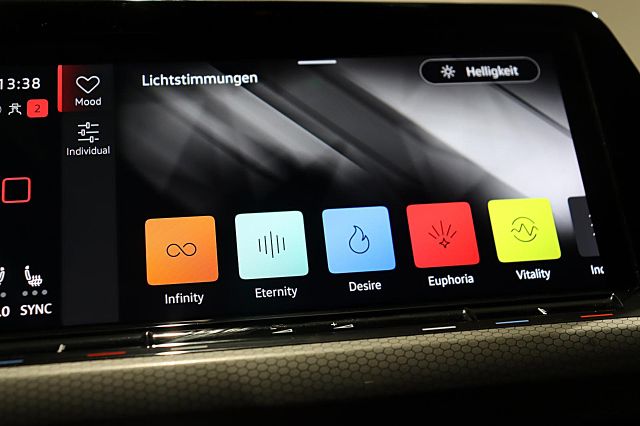 Golf GTI 2.0TSI DSG ACC KAMERA NAVI PANO SPORTFW
