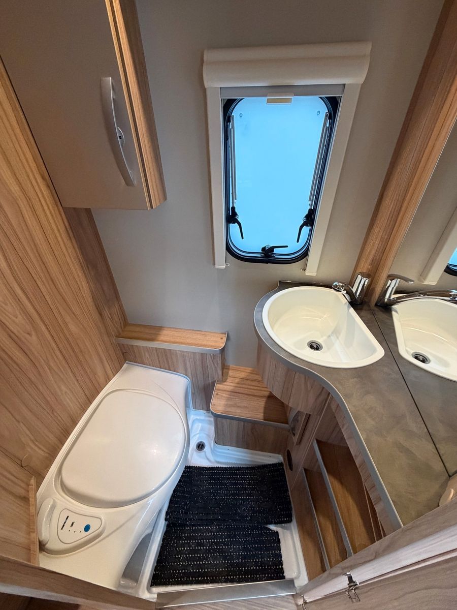 Fahrzeugabbildung HYMER / ERIBA / HYMERCAR Eriba Nova Light 425