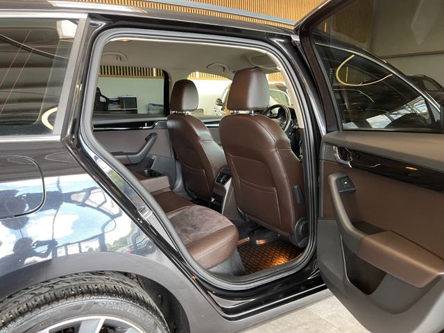 Skoda Octavia Combi L&K 4x4 *BI-XENON*NAVI*PDC*SZHZ*
