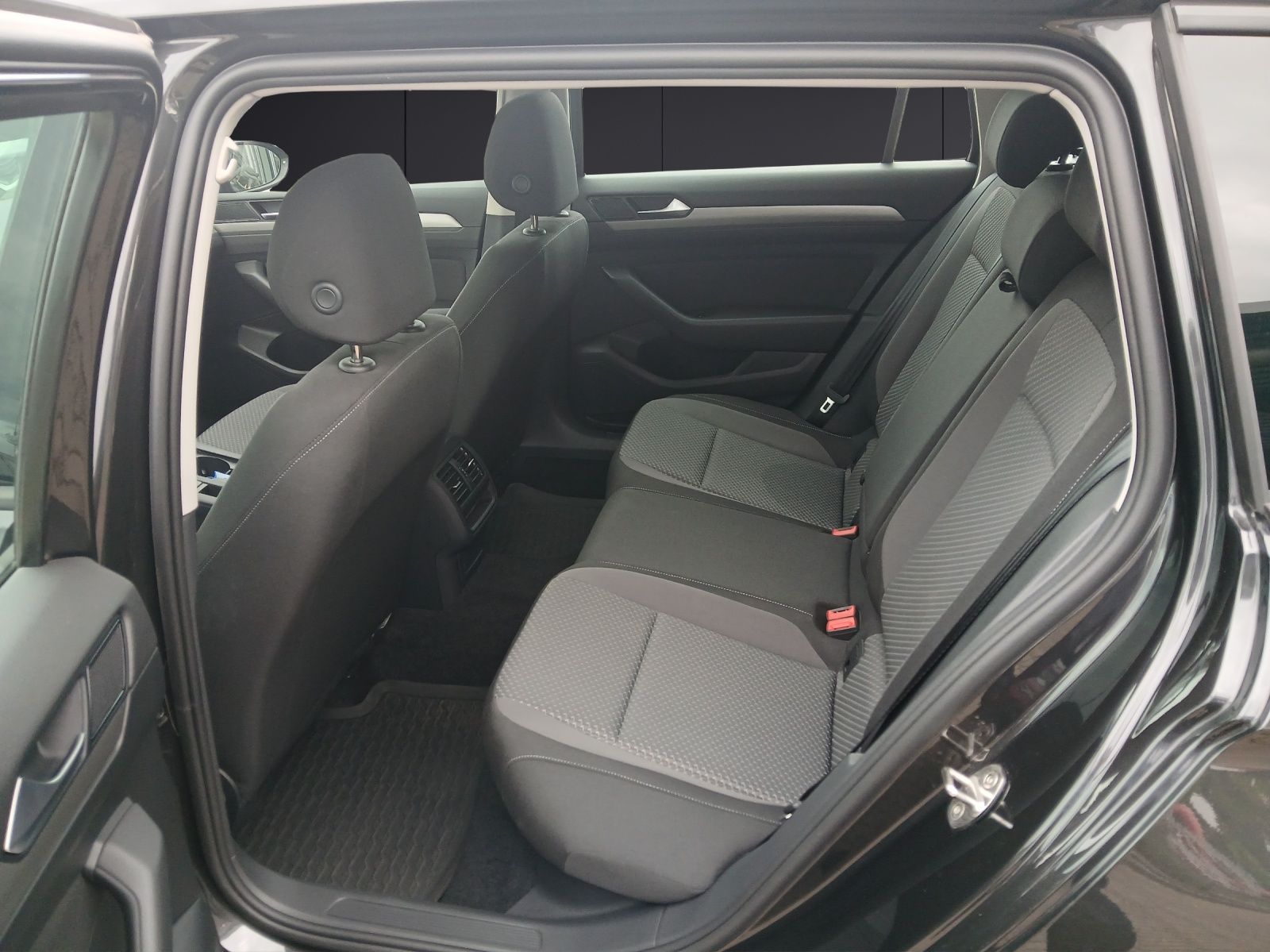 Fahrzeugabbildung Volkswagen Passat Variant TDI LED AHK Navi ACC RFK SH
