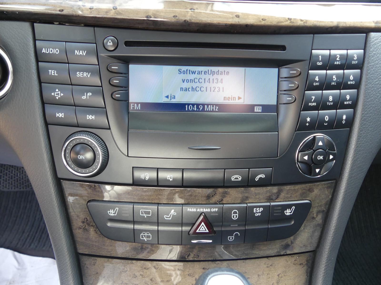 Mercedes-Benz E200 2004 — photo 19