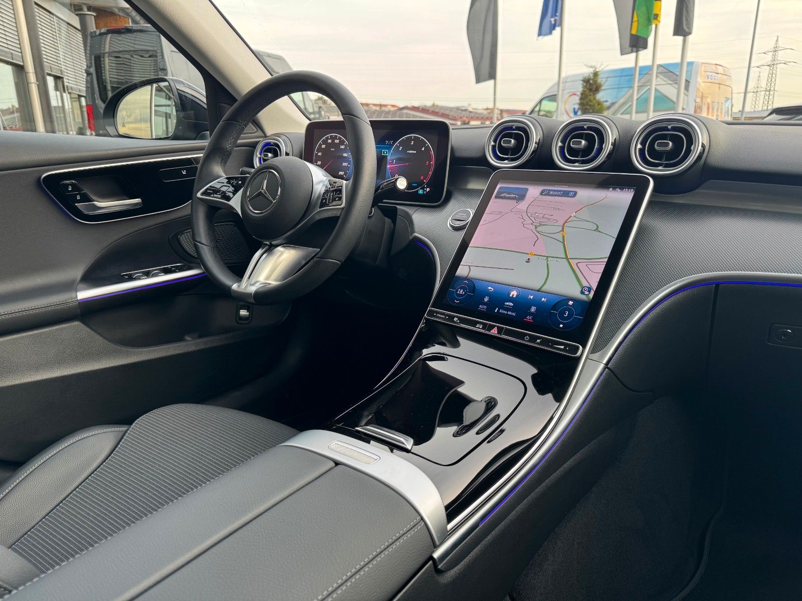 Fahrzeugabbildung Mercedes-Benz C 220d Avantgarde+Pano+HUD+RFK+TotW+AmbiPrem