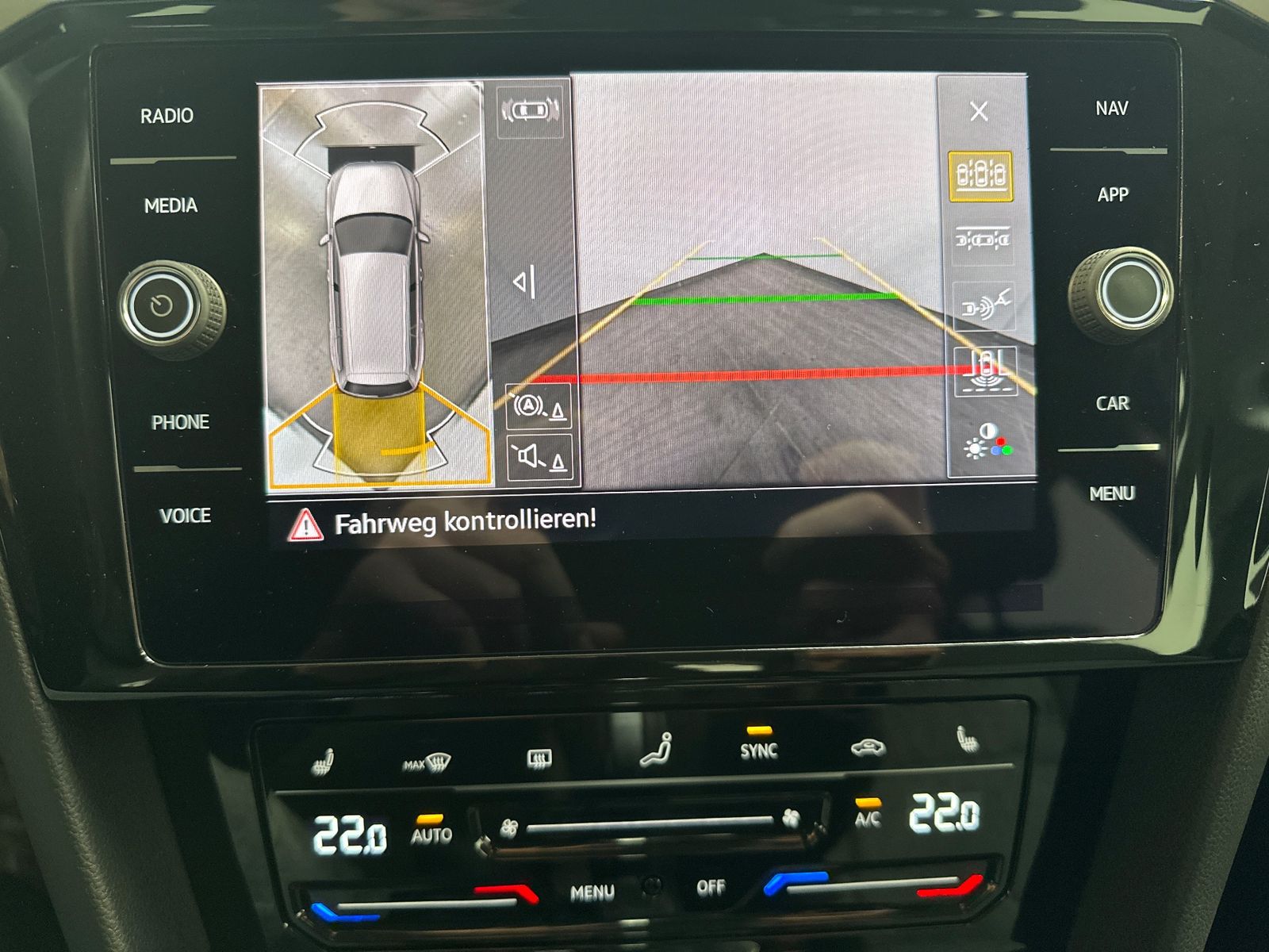 Fahrzeugabbildung Volkswagen Passat Variant 2.0 TDI DSG Business NAV+LED+ACC