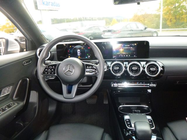 Fahrzeugabbildung Mercedes-Benz A 180 >AUT/NAV/PDC/Sitzheizung<