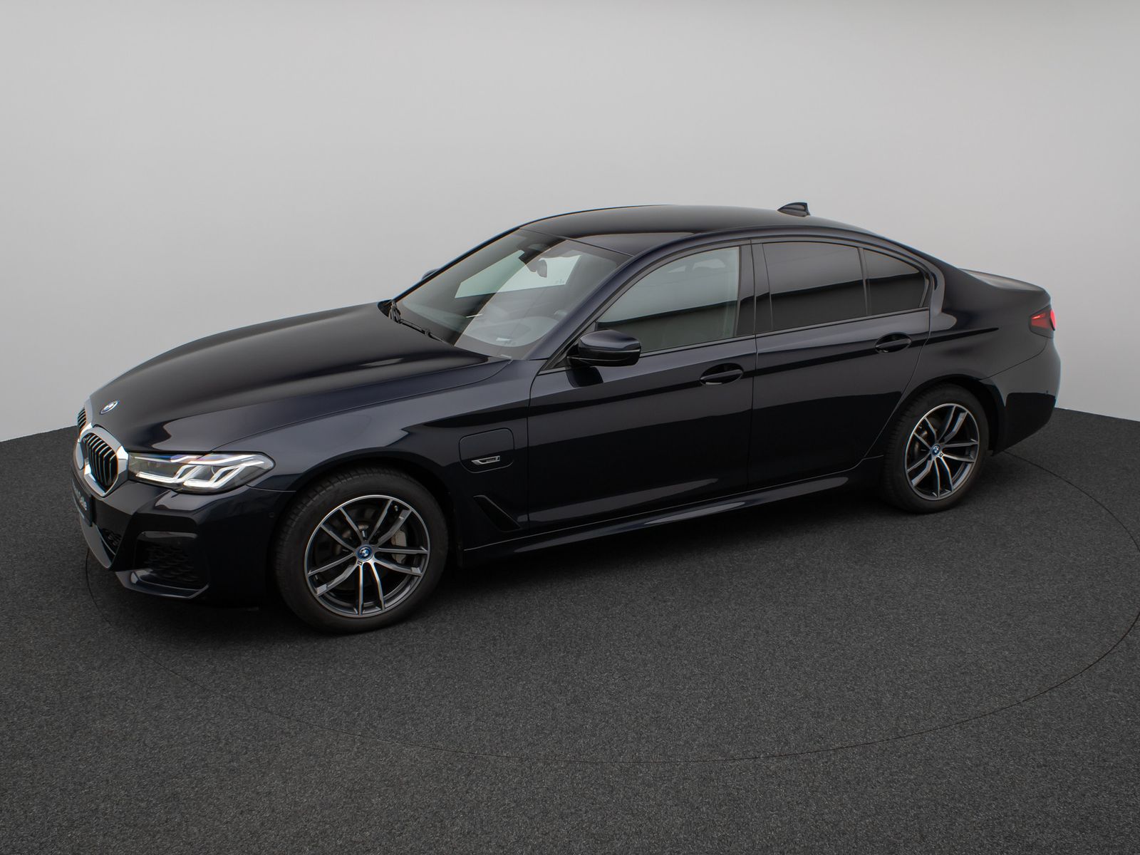Fahrzeugabbildung BMW 520e M Sport Kamera Laser HUD DAB HiFi Komfort