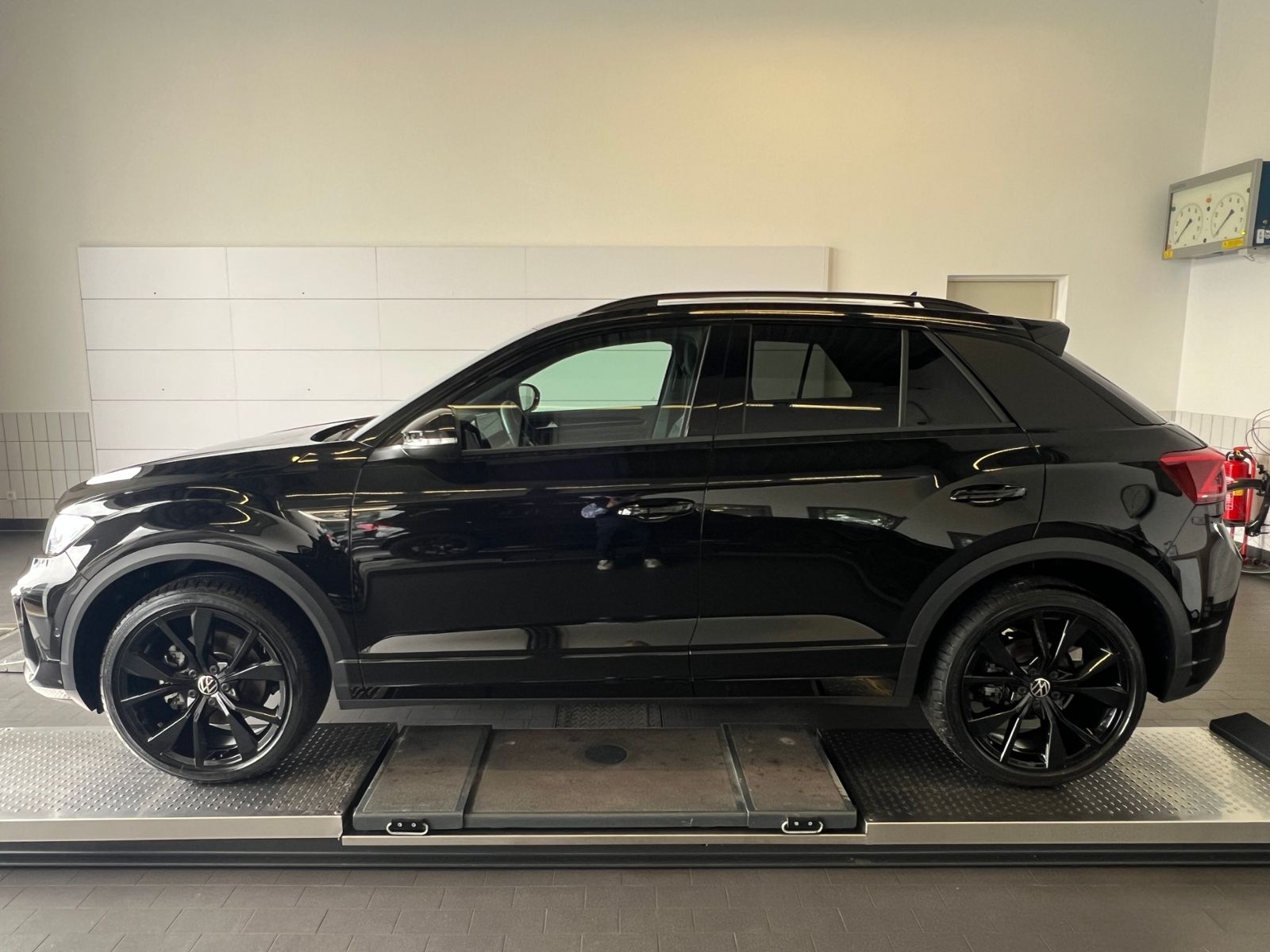 Fahrzeugabbildung Volkswagen T-Roc R-Line 2.0 TSI DSG 4MOTION *AHK,Pano,DCC,1