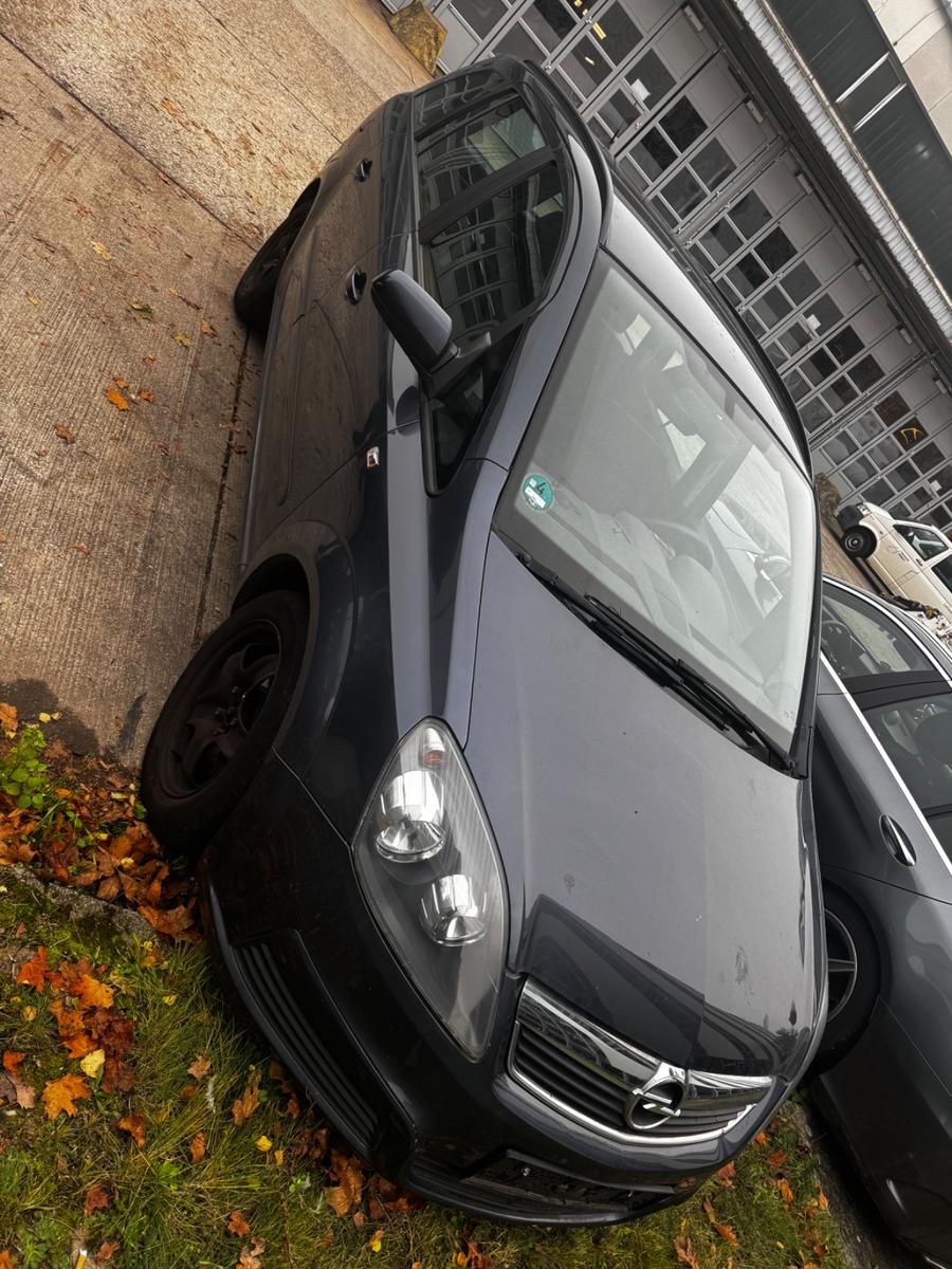 Opel Zafira 2007 — rear view