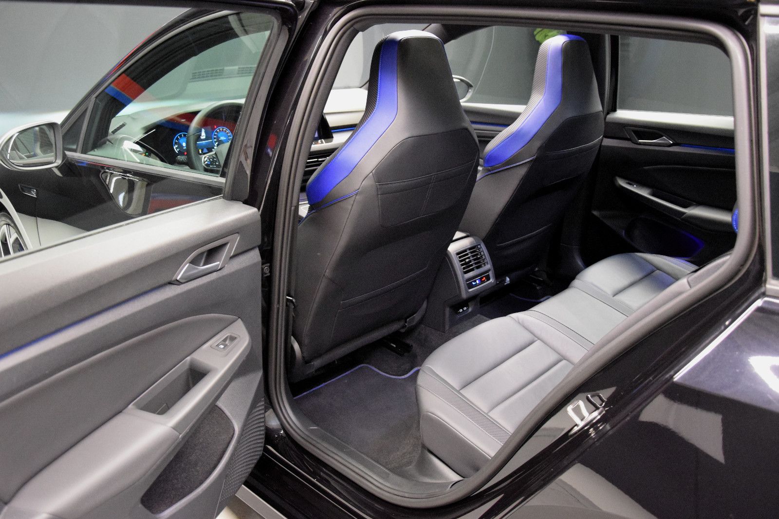 Fahrzeugabbildung Volkswagen Golf VIII Variant R 4Motion Pano ACC Sitzbel.