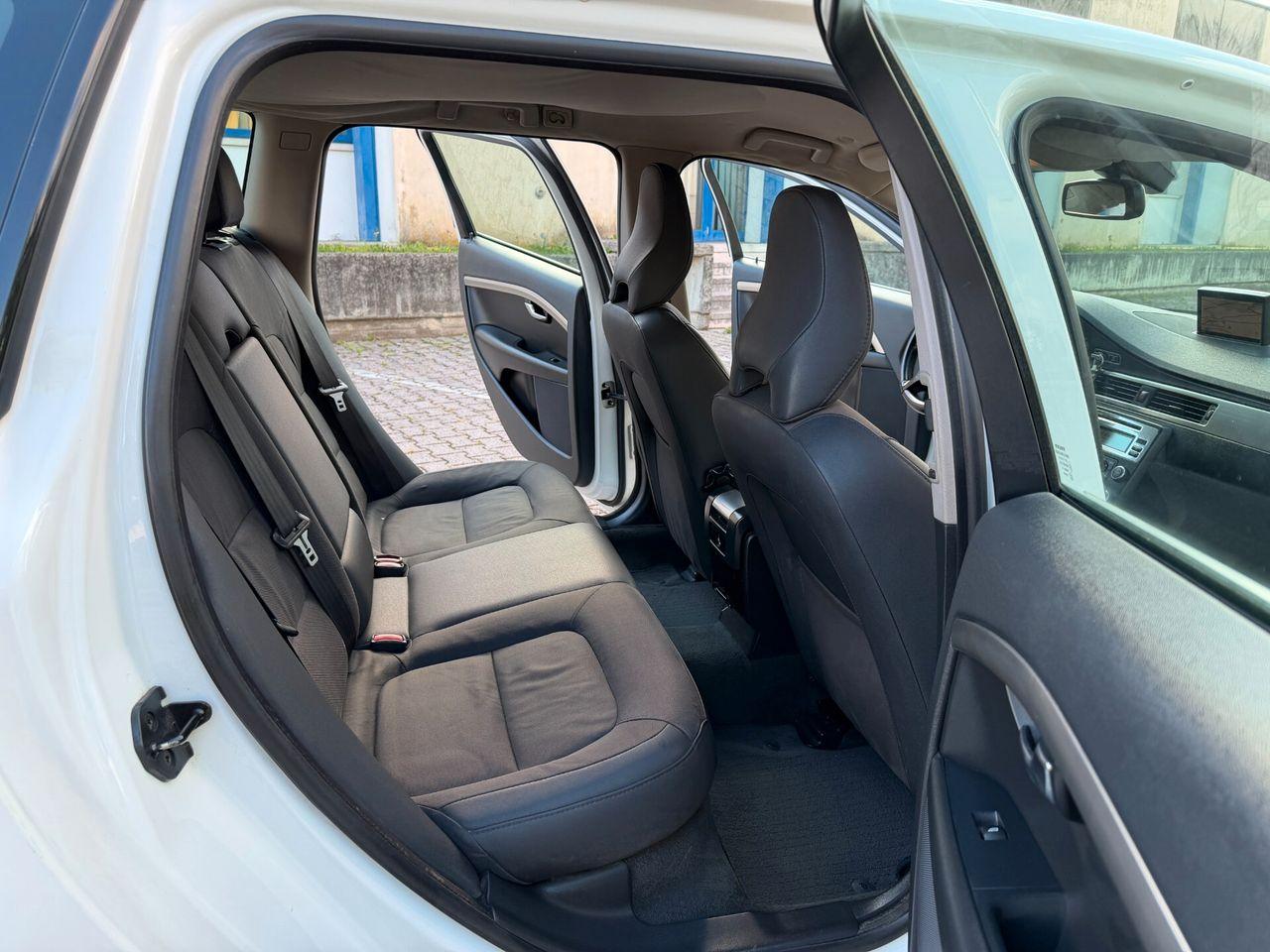 Volvo V70 2010 — photo 12