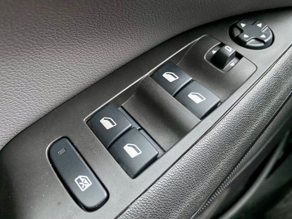 Fahrzeugabbildung Opel Crossland X 1.2 Selection AAC ISOFIX PDC SHZ GRA