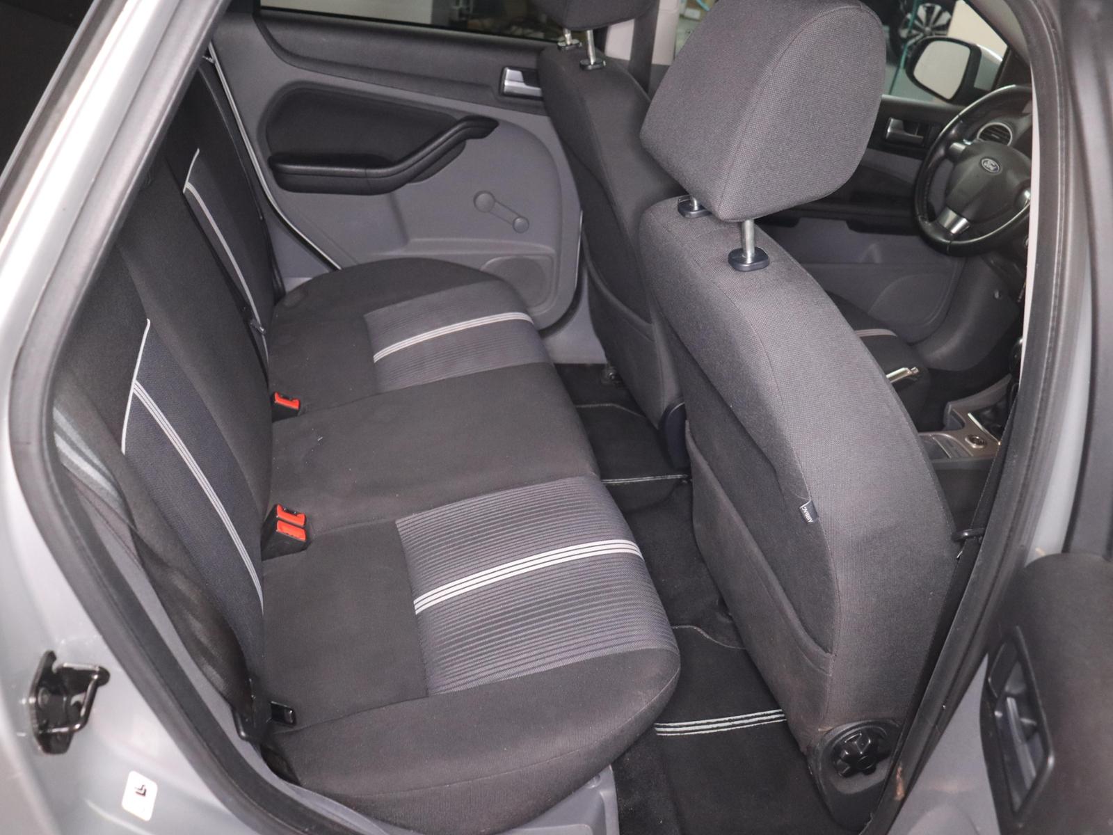 Ford Focus 2010 — photo 18