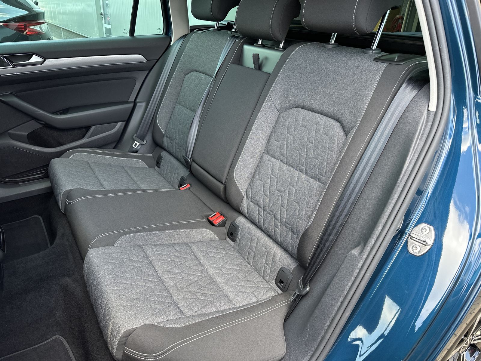 Fahrzeugabbildung Volkswagen Passat Variant Business 4M NAV+LED+AHK+PANO+360°