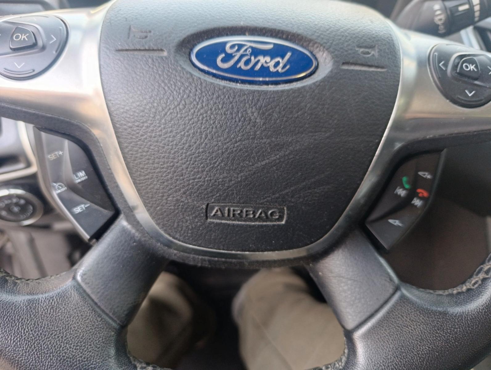 Ford Focus 2011 — photo 16