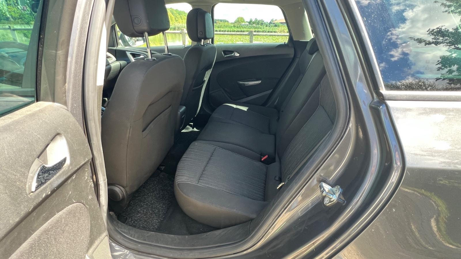 Opel Astra 2012 — photo 10