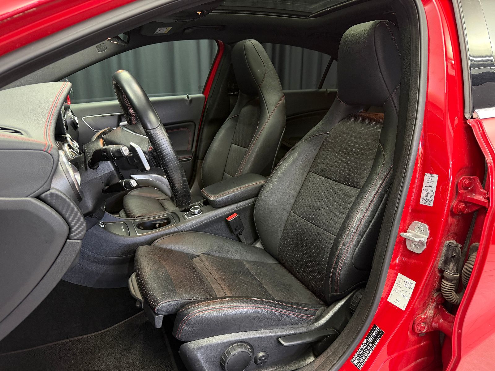 Fahrzeugabbildung Mercedes-Benz A 250 4Matic AMG-LINE|PANORAMA|7G AUTOMATIK|