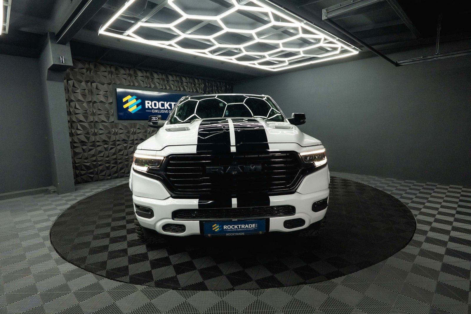 Fahrzeugabbildung Dodge RAM 5.7 V8 HEMI OFFROAD Night Limited 19% LED