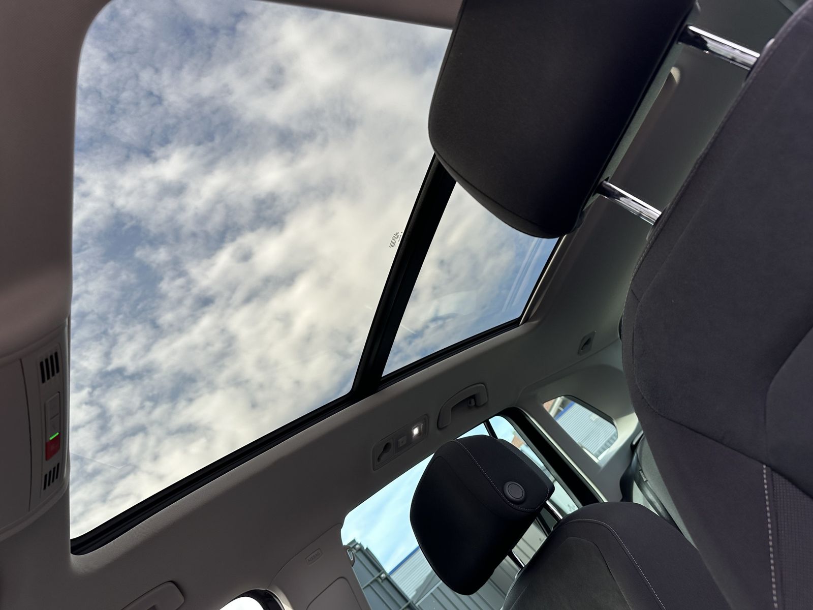 Fahrzeugabbildung Volkswagen Tiguan 2.0 TDI DSG Sport NAV+LED+PANO+ACC+KAM+VC