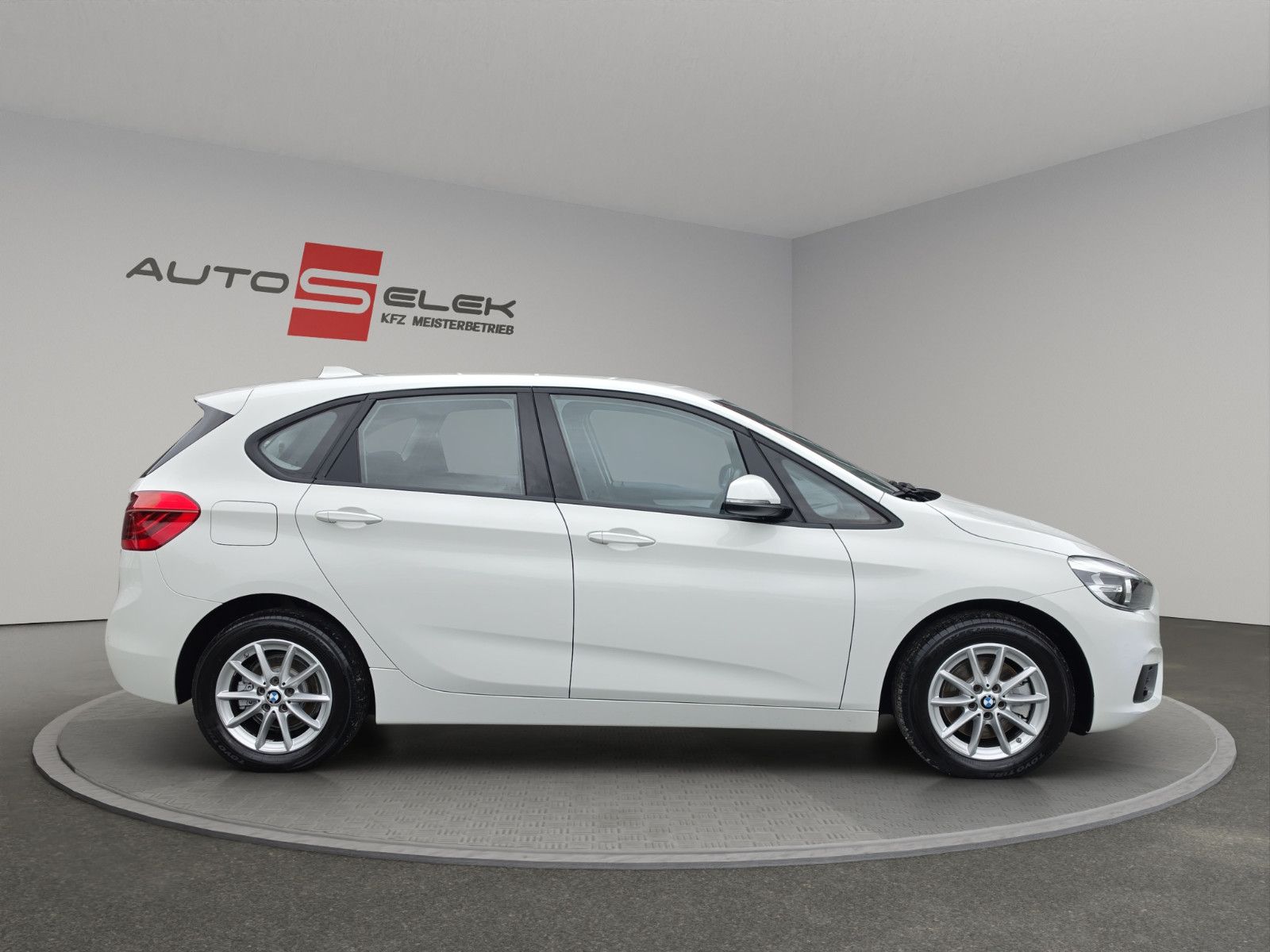 Fahrzeugabbildung BMW 218 2 Active Tourer 218 i TÜV SERVICE NEU