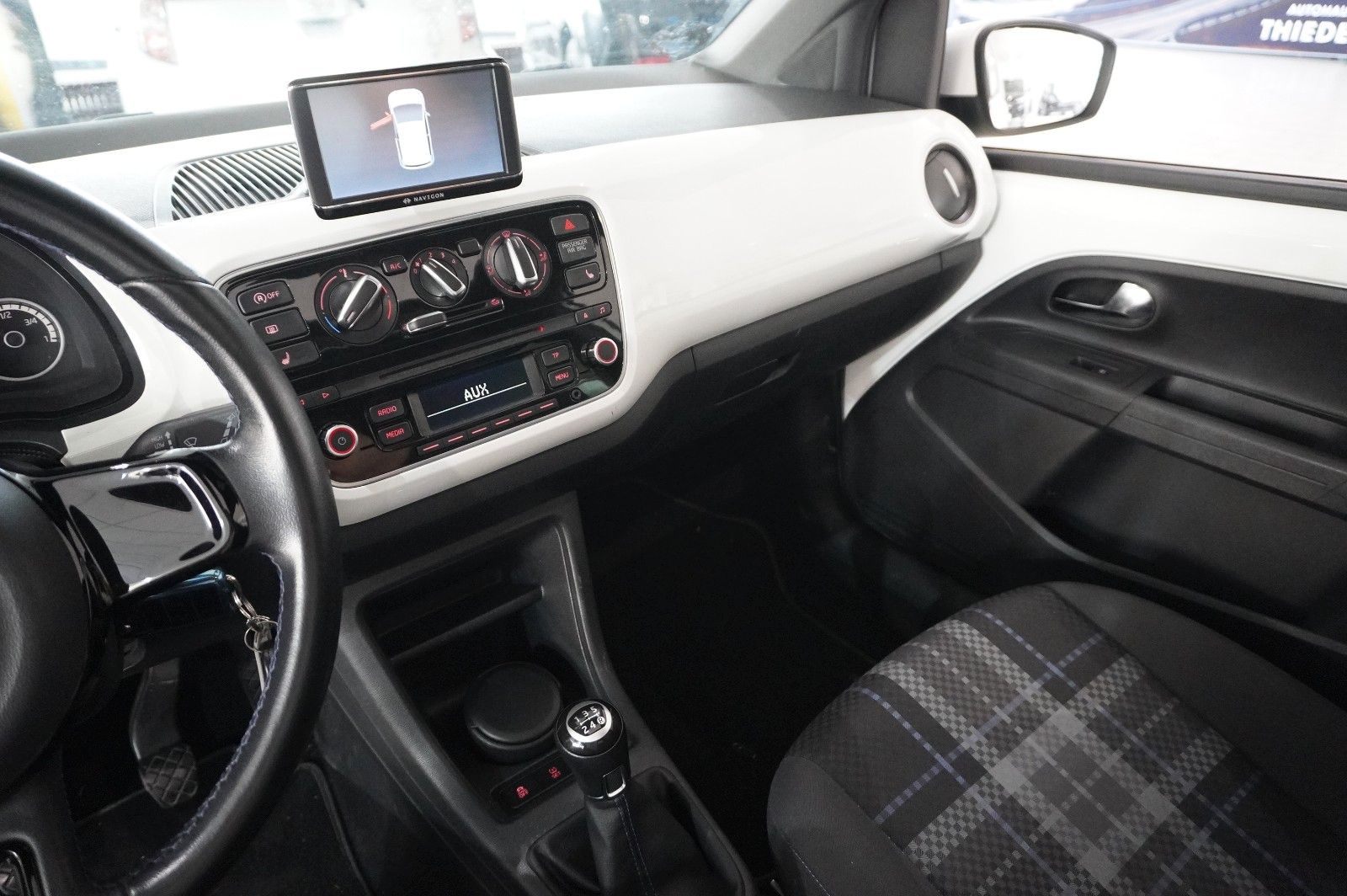 Fahrzeugabbildung Volkswagen up! 1.0 CLUB 5-TÜR NAVI/SPORT/PANO./SHZ/PDC/TEMP