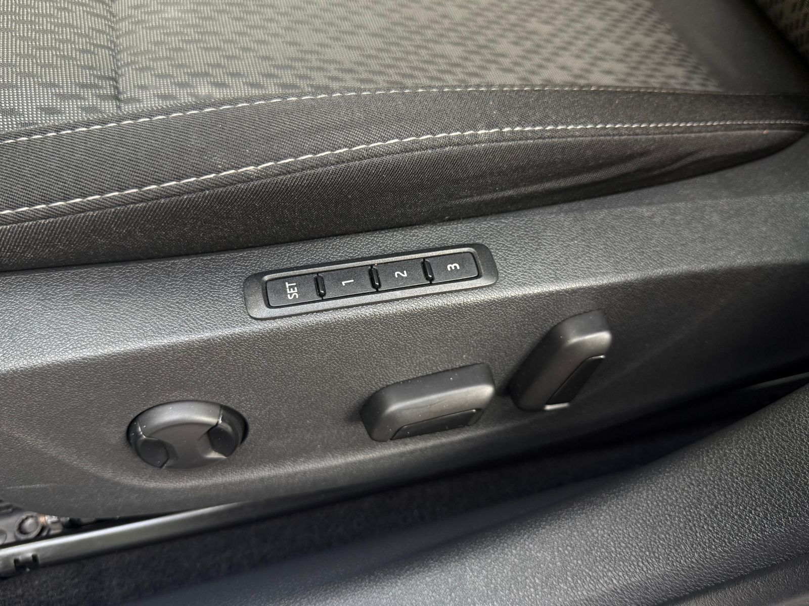 Fahrzeugabbildung SKODA Octavia 2.0 TDI DSG Style LED+KAM+SHZ+AMBI+CARPL
